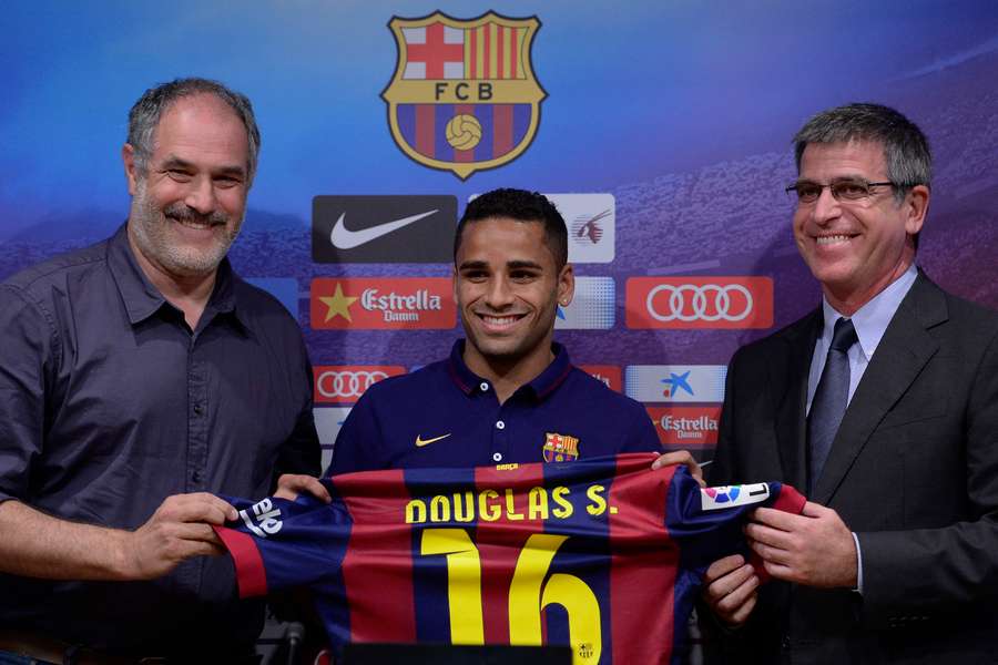 Douglas, acompañado por Andoni Zubizarreta (entonces director deportivo) y Jordi Mestre (exvicepresidente)