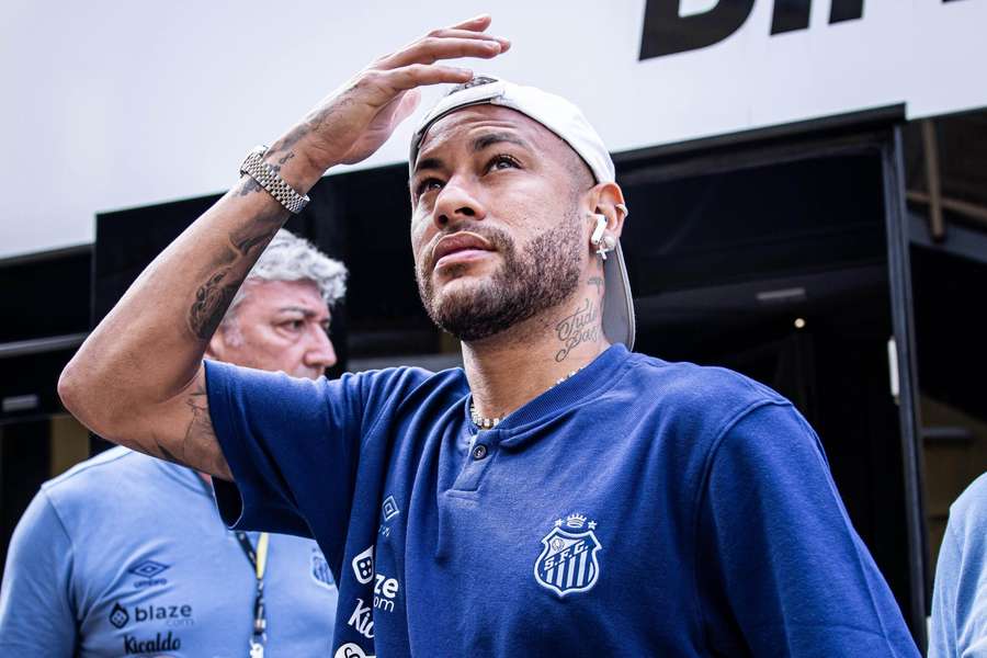 Neymar saiu triste com Jesus do Al-Hilal