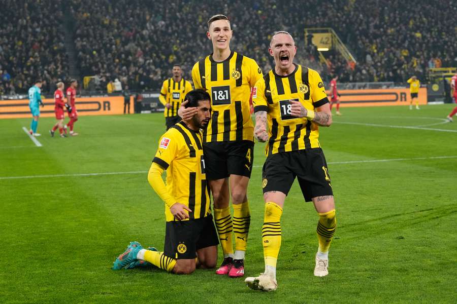 Radosť hráčov Dortmundu po zásahu Emreho Cana.