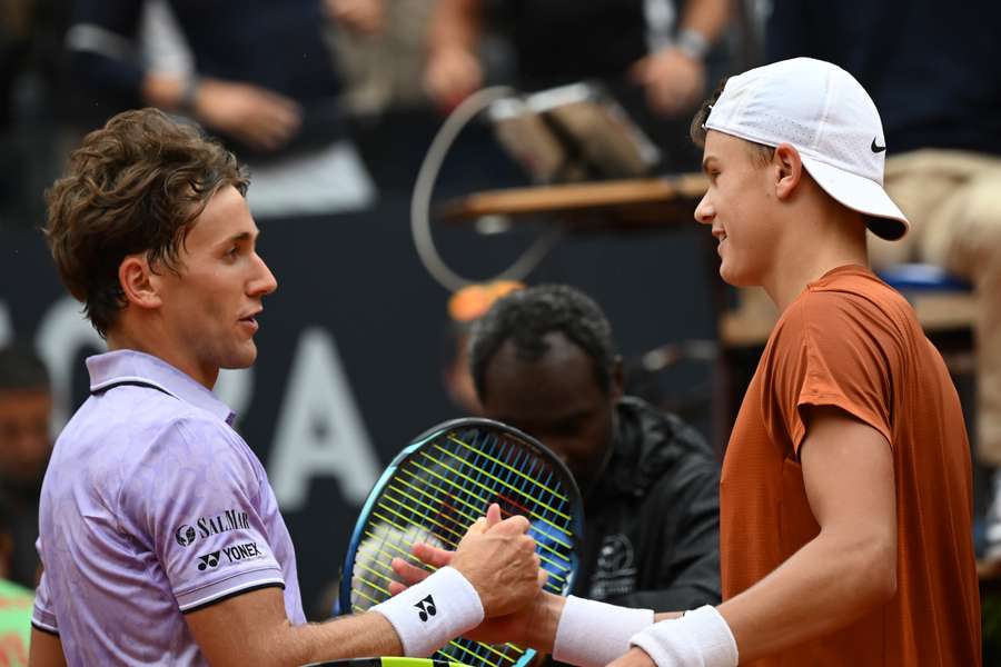 Rune, a la derecha, con gorra, saluda a Ruud tras vencerle en Roma