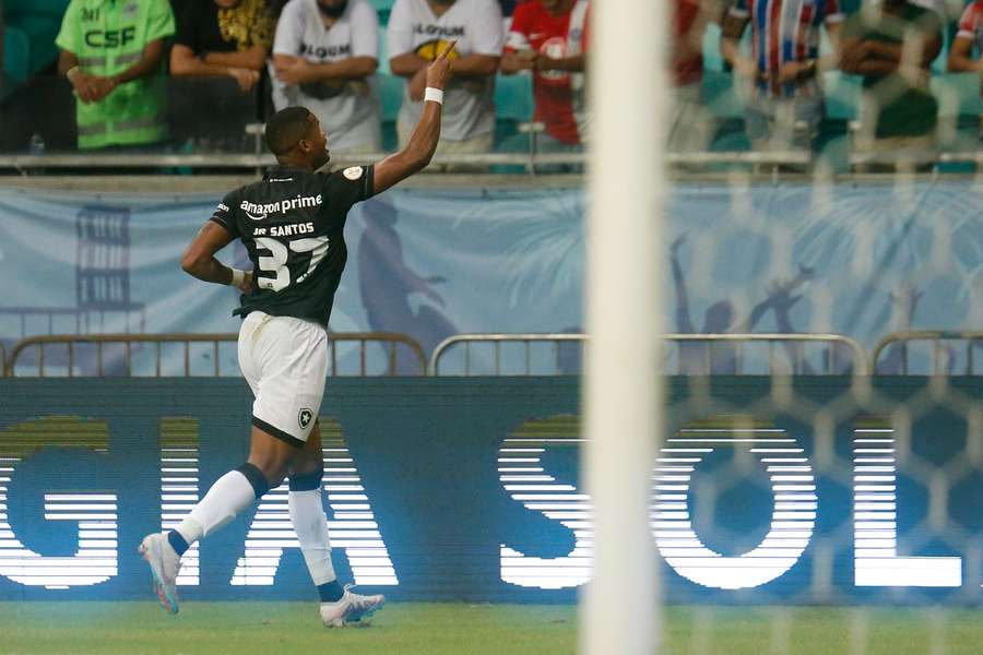 Júnior Santos inaugurou o marcador