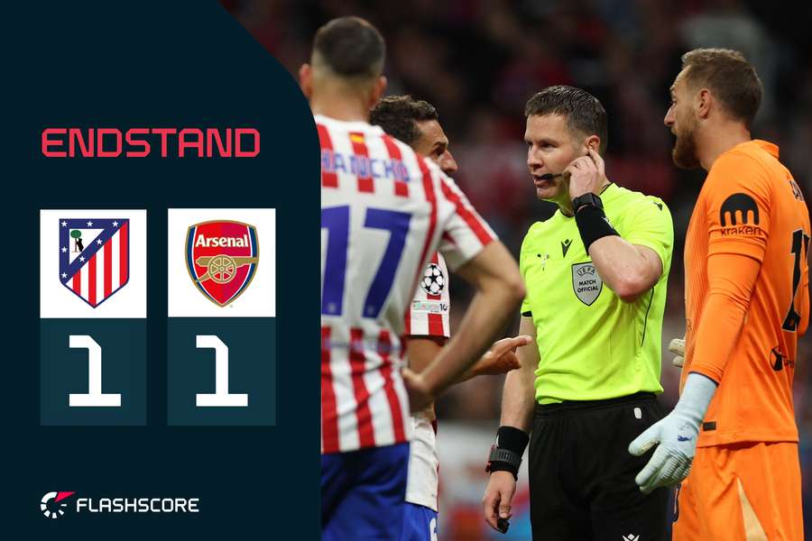 Danny Makkelie (m.) musste gleich mehrfach auf den VAR zurückgreifen