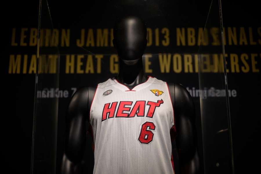 A Sotheby's vendeu a camisa que James usava enquanto jogava pelo Miami Heat 