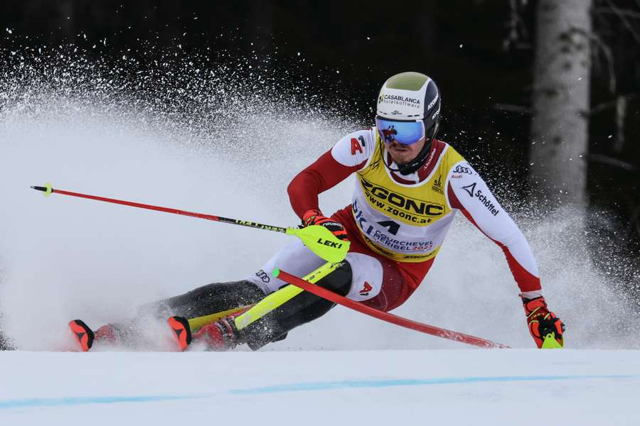 Rakúsky lyžiar Manuel Feller na trati v 1. kole slalomu mužov.