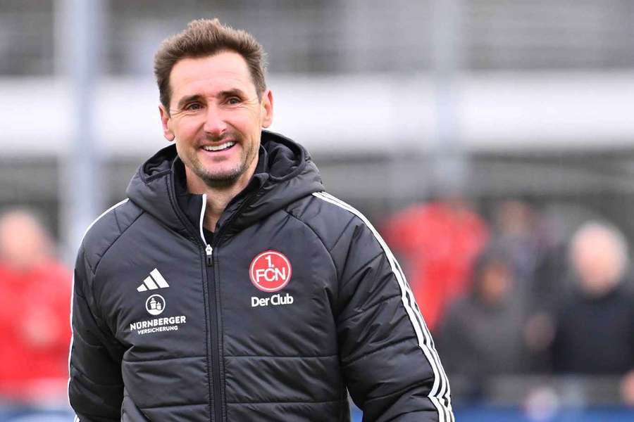 Miroslav Klose öffnet Christoph Kramer die Tür.
