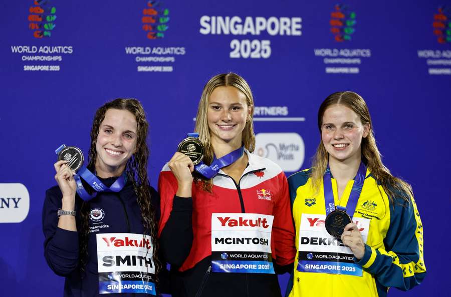 Gold medallist Summer McIntosh poses on the podium with silver medallist Regan Smith and bronze medallist Elizabeth Dekkers Gold medallist Summer McIntosh poses on the podium with silver medallist Regan Smith and bronze medallist Elizabeth Dekkers