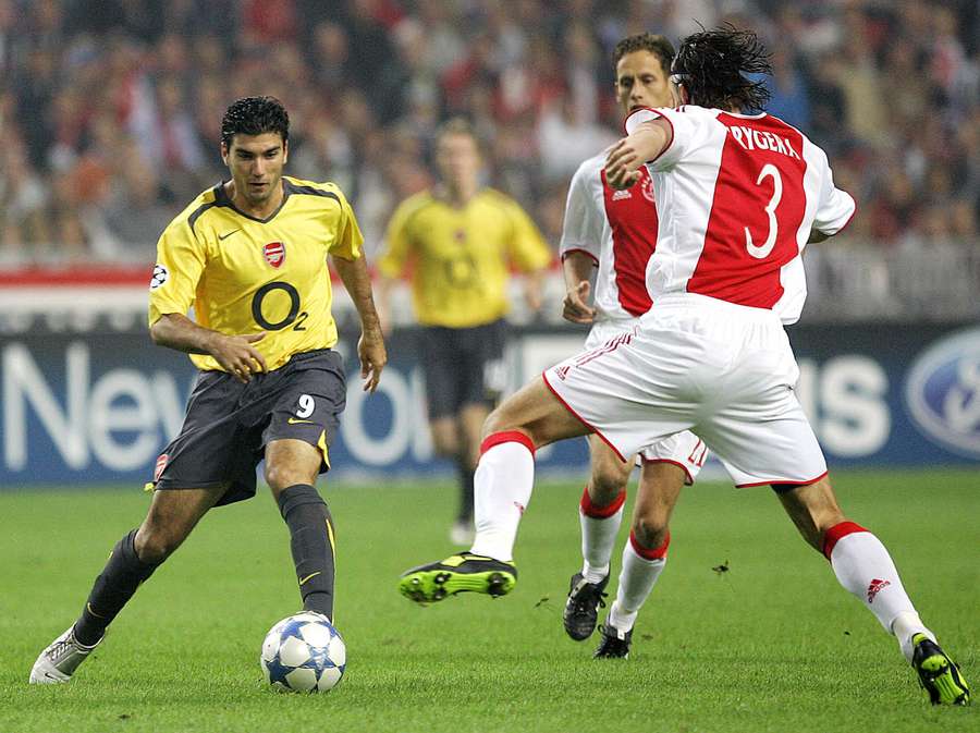 José Antonio Reyes (Arsenal) au duel avec Zdeněk Grygera (Ajax), le 27 septembre 2005 à Amsterdam en Ligue des champions.