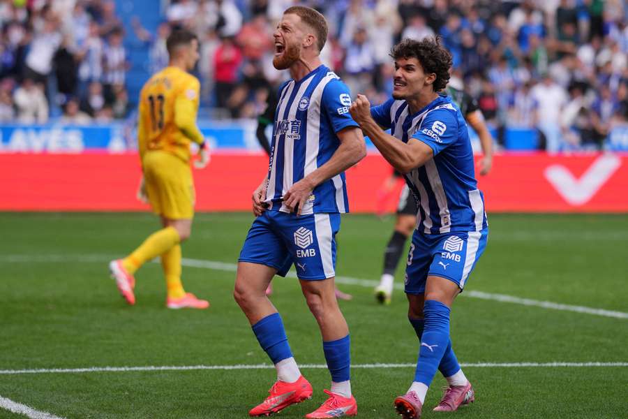Carlos Vicente celebra el primer gol