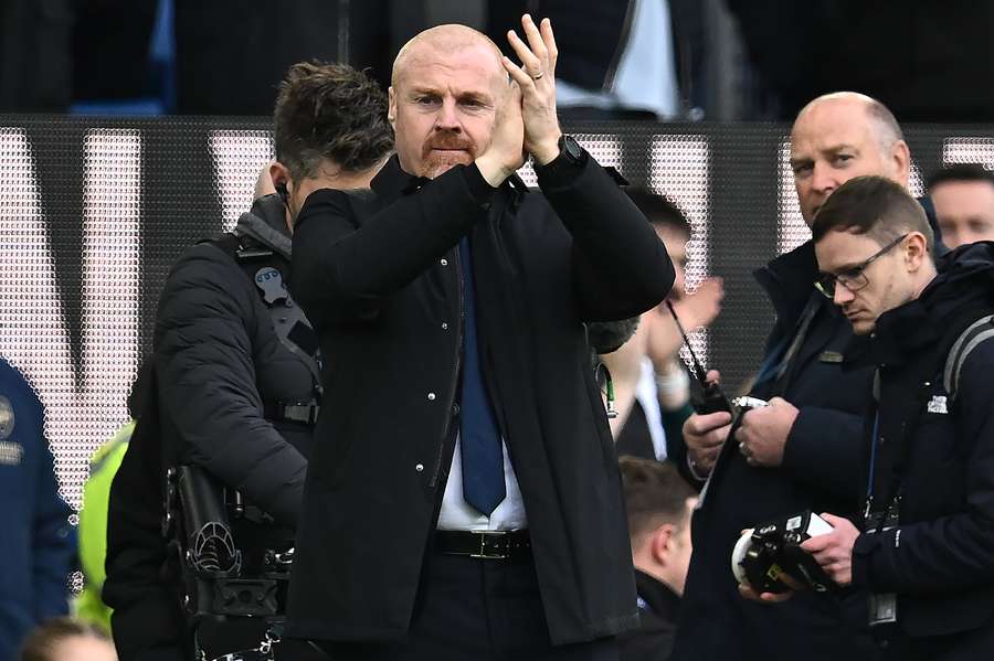 Everton's English manager Sean Dyche acknowledges fans as he enters the pitch