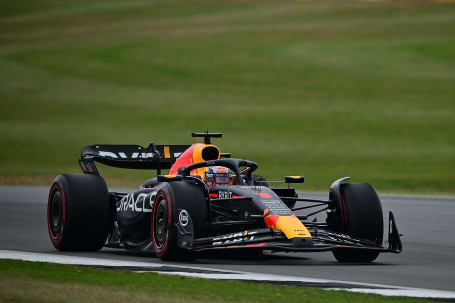 Verstappen s'est fait peur mais a fini en pole position.