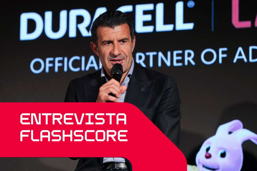 Luis Figo em conversa com os jornalistas