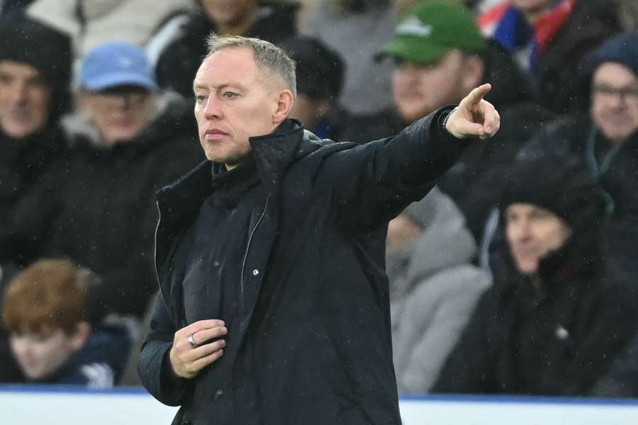 Steve Cooper da órdenes.