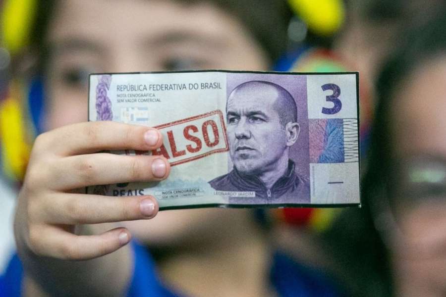 Torcida do Cruzeiro levou notas falsas com rosto de Leonardo Jardim
