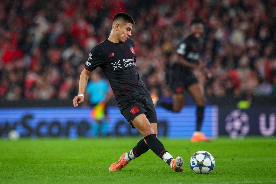 Echeverri, jugando con el Leverkusen en la Champions