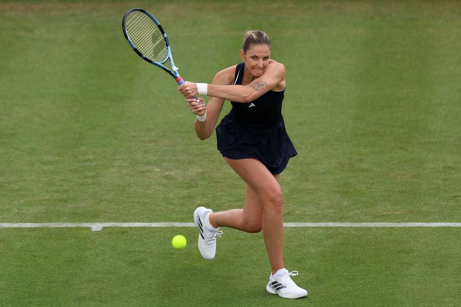 Karolína Plíšková v zápase s Victorií Mbokovou.