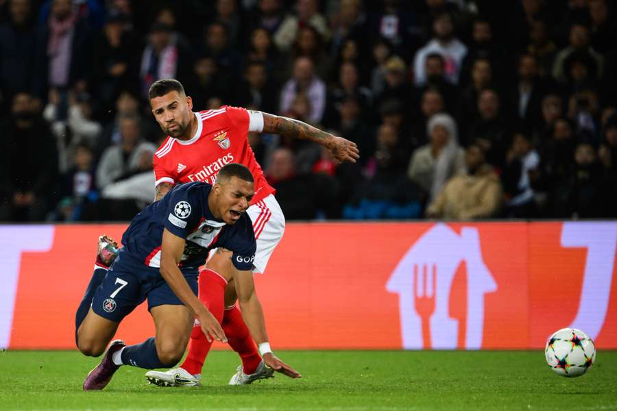 Mbappé cae derribado por Otamendi durante el PSG-Benfica