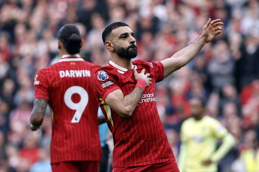 Liverpool nie zwalnia tempa, kolejne gole Salaha. Kontuzja Jana Bednarka