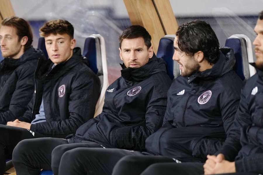 Lionel Messi (Bildmitte) sitzt zum Unmut der Fans derzeit zu häufig auf der Bank.