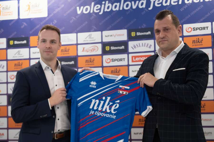 Nový reprezentačný kormidelník na snímke vľavo. Po jeho boku prezident SVF Marek Rojko. 