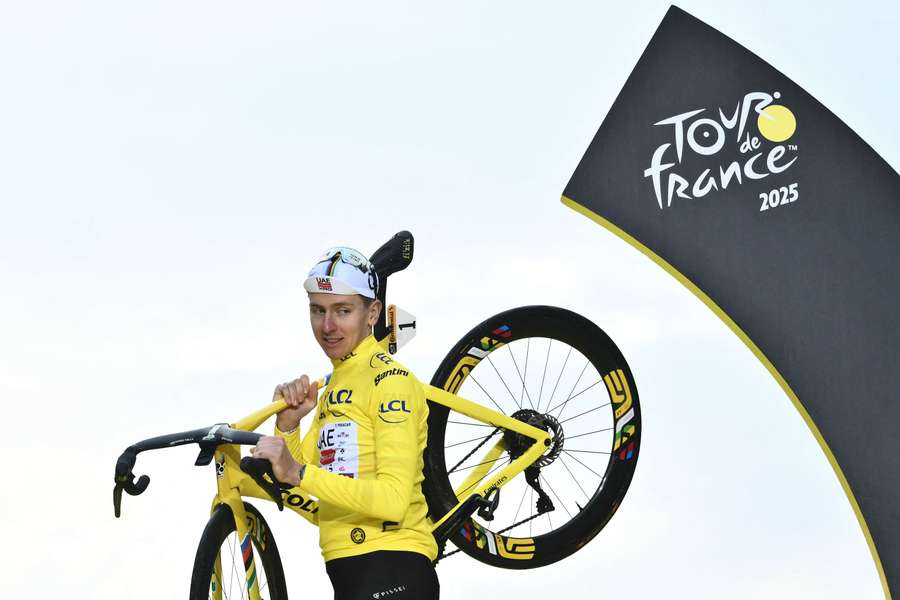 Tadej Pogacar nach seinem vierten Gesamtsieg bei der Frankreich-Rundfahrt