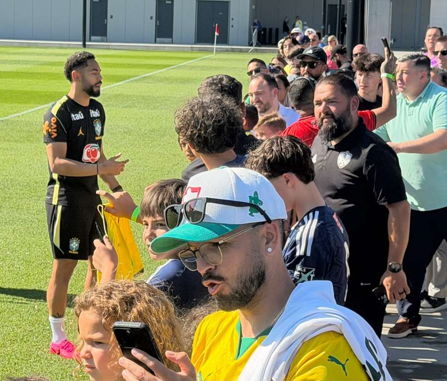 Matheus Cunha atende a torcida durante treino do Brasil Matheus Cunha atende a torcida durante treino do Brasil