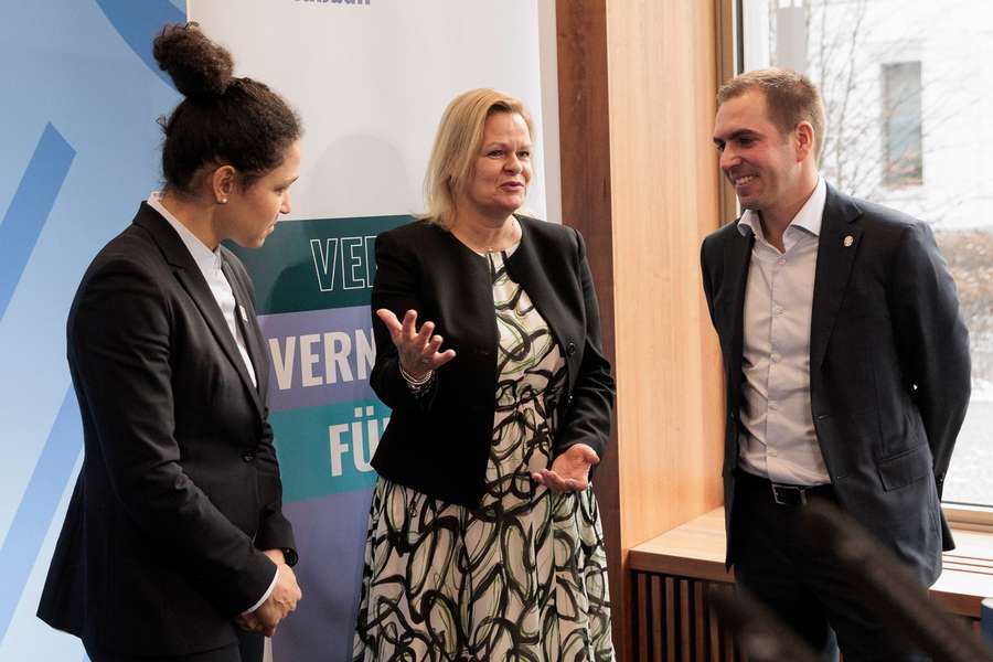 Innenministerin Nancy Faeser (M.) tourt im Moment durch die Ausrichterstädte der EM 2024.