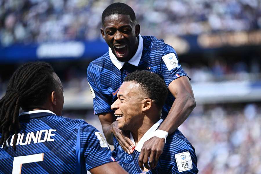 Ousmane Dembélé et Jules Koundé félicitent Kylian Mbappé Ousmane Dembélé et Jules Koundé félicitent Kylian Mbappé