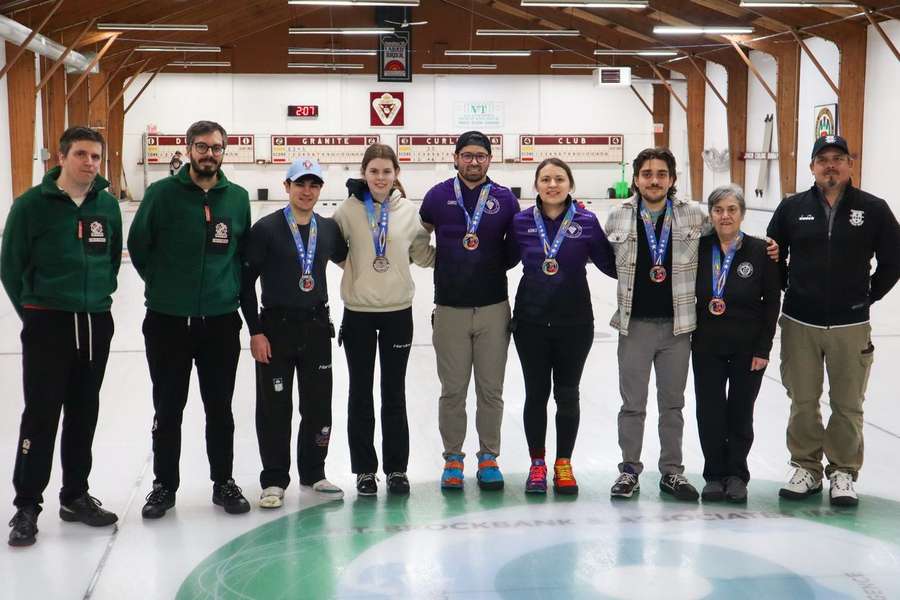Atletas e organização durante a cerimónia de entrega de medalhas da 4.ª Taça de Portugal de Curling