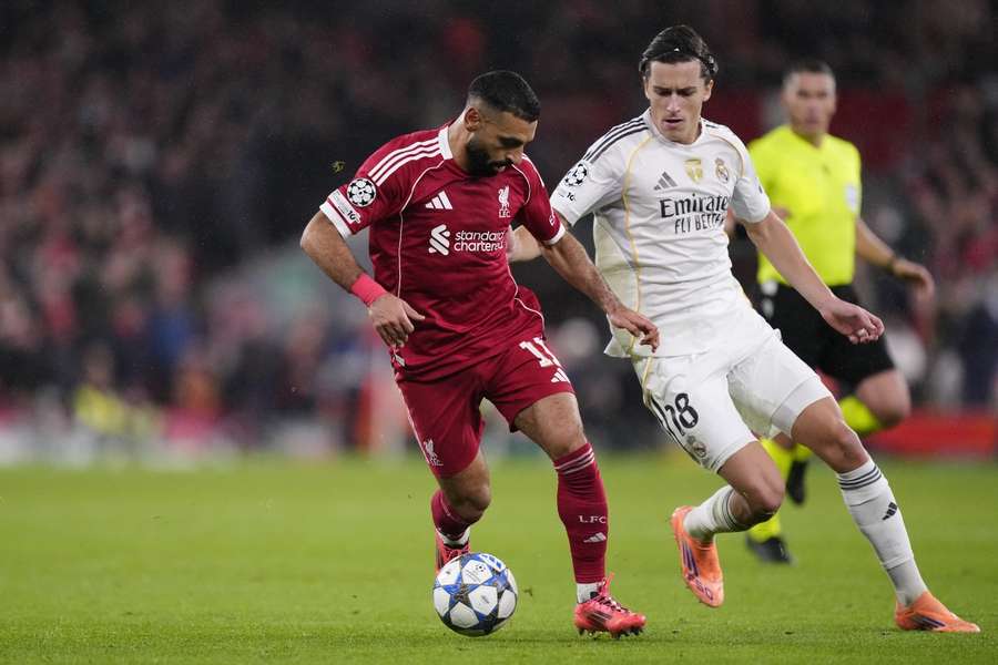 Lance del Liverpool-Real Madrid entre Carreras y Salah Lance del Liverpool-Real Madrid entre Carreras y Salah