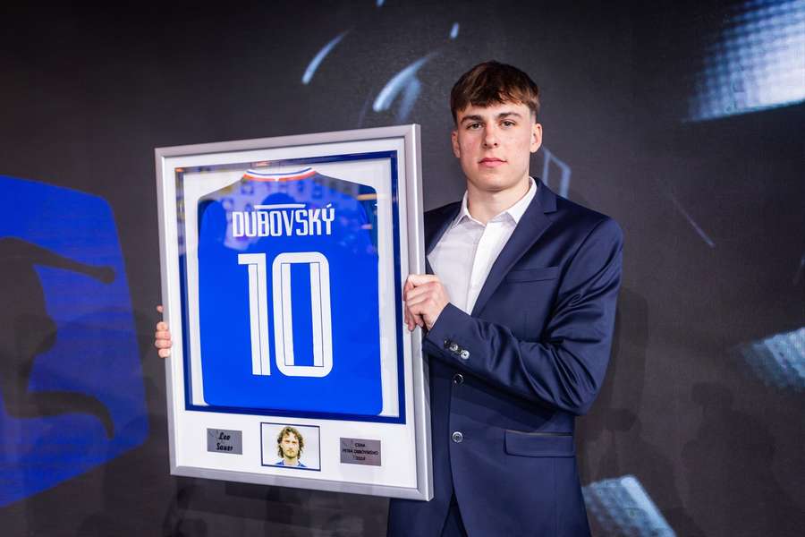 Leo Sauer câștigă premiul Peter Dubovsky - cel mai bun jucător sub 21 de ani din Slovacia - pentru a doua oară Leo Sauer câștigă premiul Peter Dubovsky - cel mai bun jucător sub 21 de ani din Slovacia - pentru a doua oară