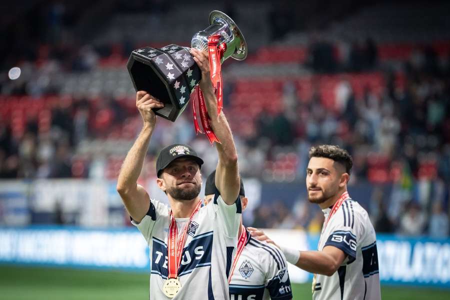 Thomas Müller mit der Trophäe der Canadian Championship.