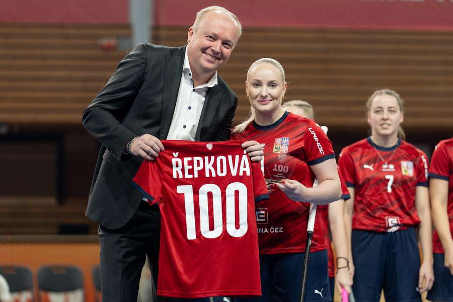 Martina Řepková oslavila na úvod šampionátu 100. start v národním týmu. Martina Řepková oslavila na úvod šampionátu 100. start v národním týmu.