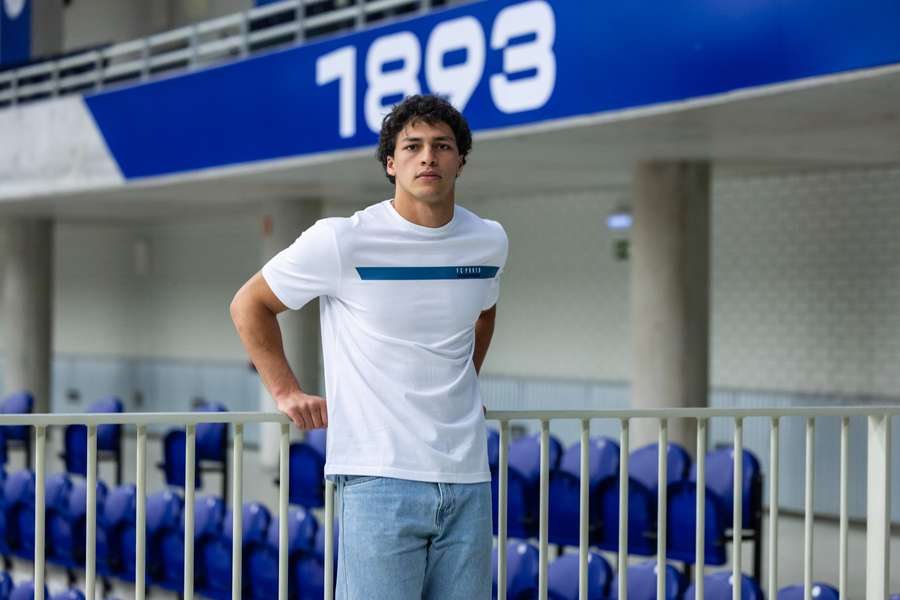 Xavier Barbosa apresentado nos azuis e brancos