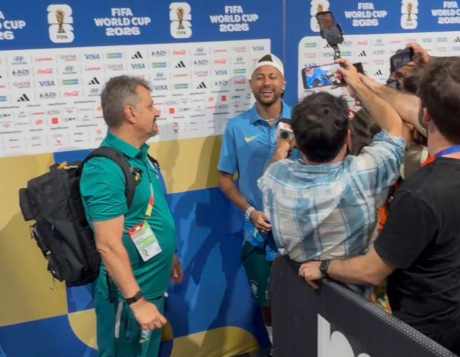 Neymar na acanhada zona mista do Hard Rock Stadium
