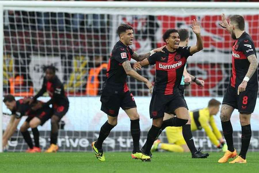 Adli, após passe de Grimaldo, deu início à recuperação do Bayer Leverkusen