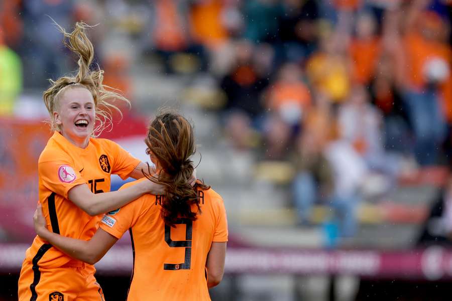 Kealyn Thomas (l) en Hanna Huizinga vieren de overwinning