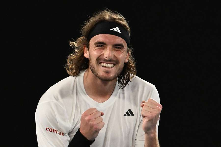 Tsitsipas vence Sinner em cinco sets e sobrevive no Aberto da Austrália