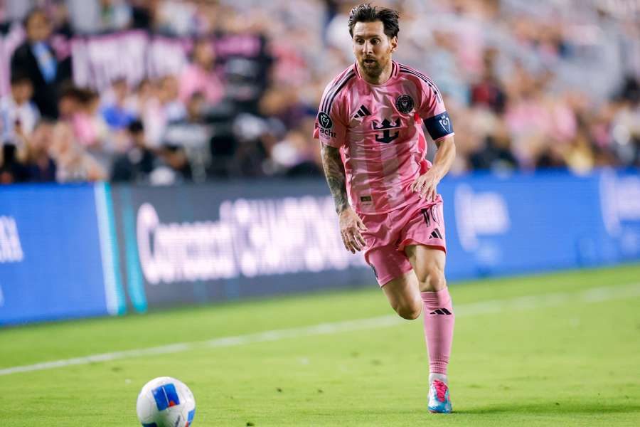 Messi persigue el balón.