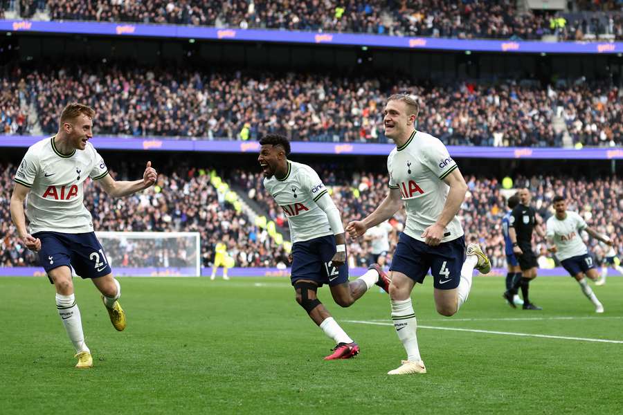 Oliver Skipp (č. 4) dal právě gól Chelsea na 1:0.