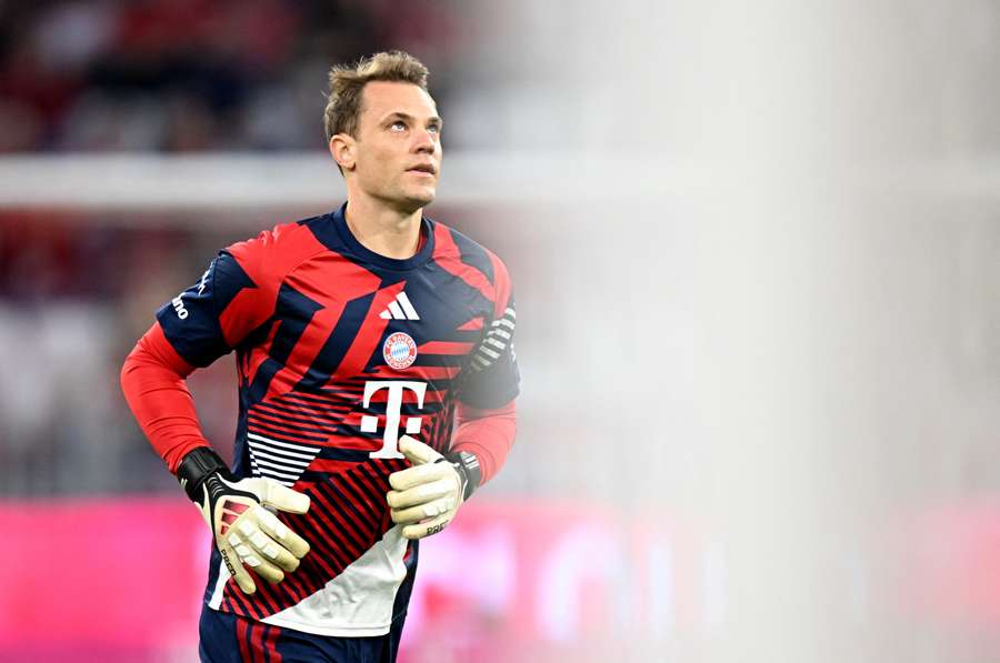 Manuel Neuer nach dem Spiel mit Harry Kane Manuel Neuer nach dem Spiel mit Harry Kane