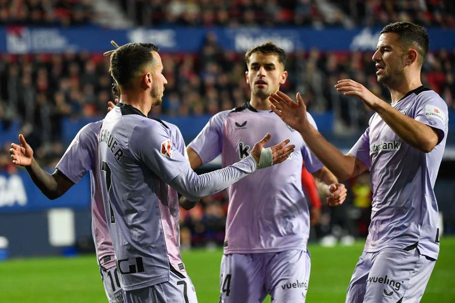 Los jugadores del Athletic celebran el gol de Berenguer