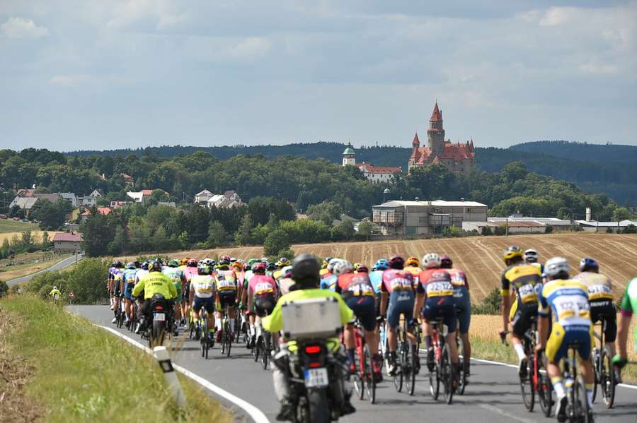 Ještě před koncem první etapy čekal na účastníky závodu překrásný výhled na hrad Bouzov.