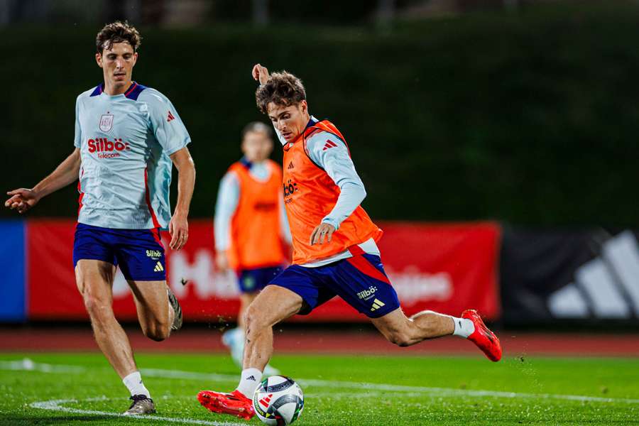 Riquelme y Pau Torres, durante un entrenamiento de la selección