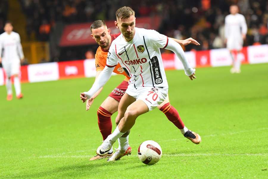 Denis Drăguș în timpul meciului cu Galatasaray