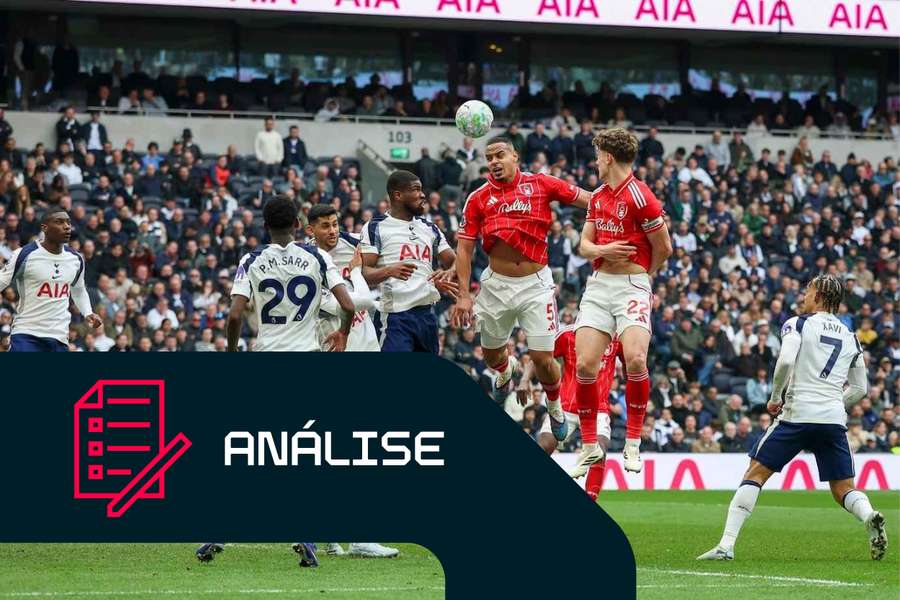 Murillo, do Nottingham Forest, cabeceia a bola à baliza contra o Tottenham