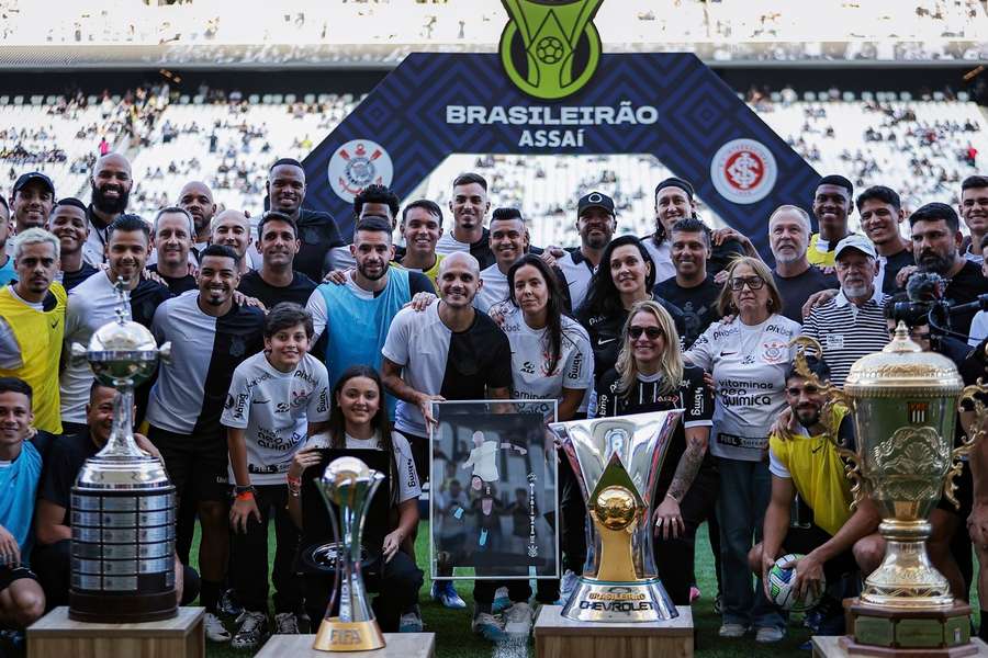 Fábio Santos recebeu homenagens antes da bola rolar