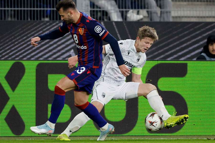 Lukáš Červ v souboji během duelu s Basilejí.