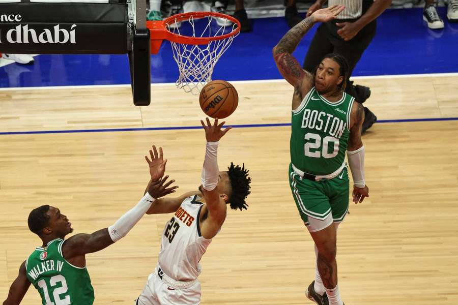 Davidson haciendo un tapón a Trey Alexander en el Celtics-Nuggets