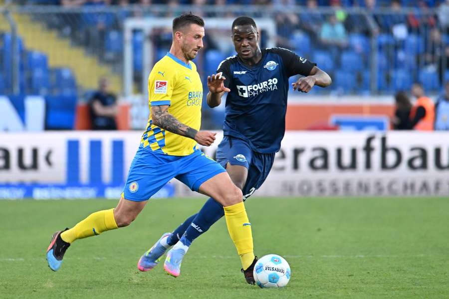 Ilyas Ansah läuft Robin Krauße an. Ilyas Ansah läuft Robin Krauße an.