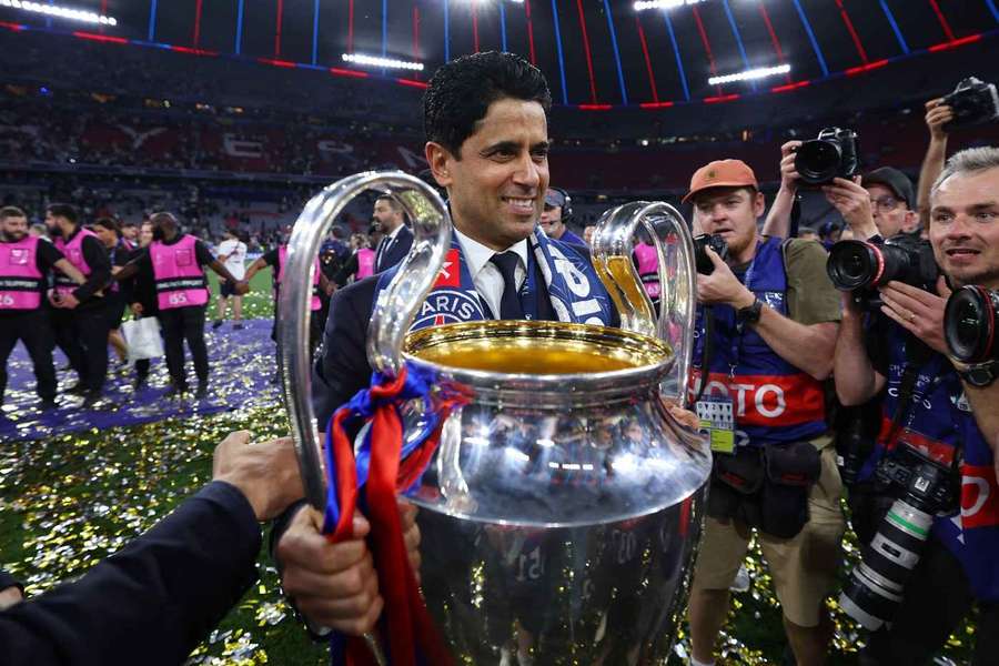 Al-Khelaifi s trofejí pro vítěze Ligy mistrů.